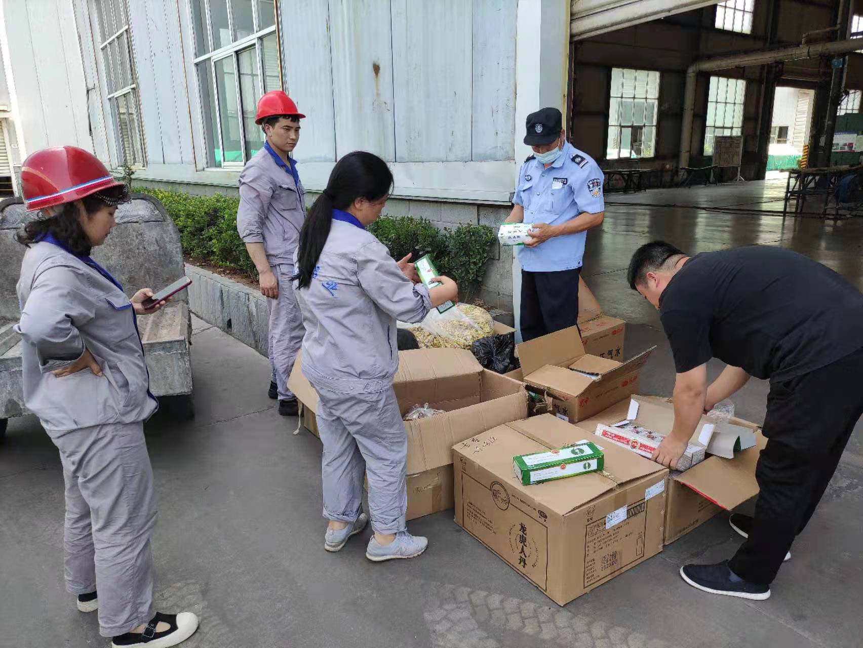 發放防暑降溫用品1.jpg
