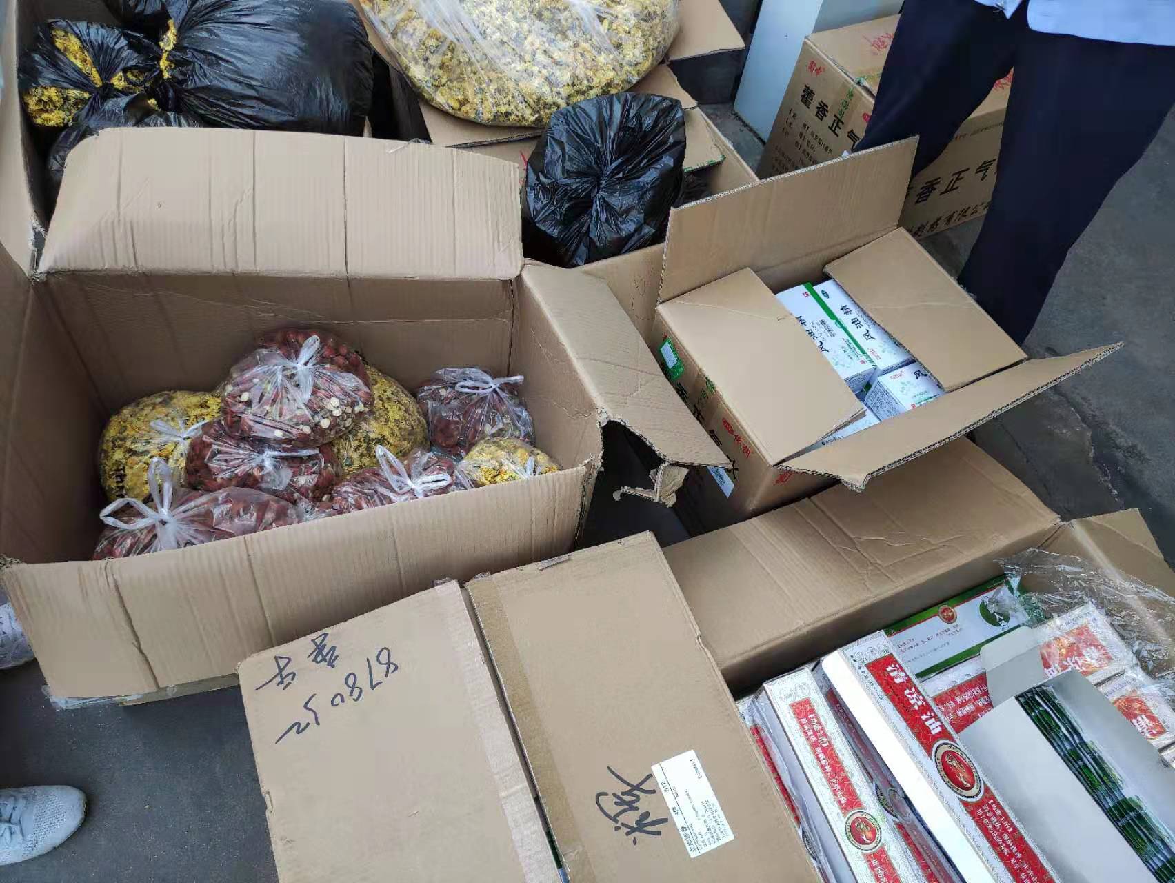 發放防暑降溫用品2.jpg